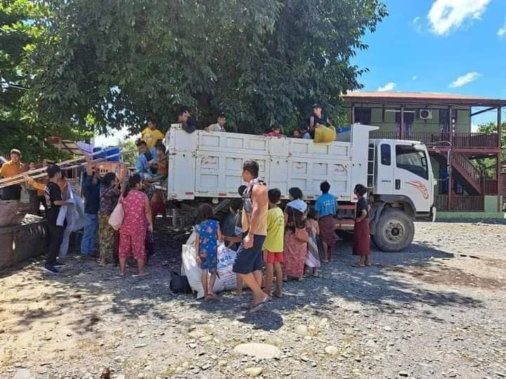 (ဇူလိုင် ၂၄ ရက် မွန်းလွှဲ ၂ နာရီ ဝန်းကျင်က ခမ်းပက်မြို့အနီးဝန်းကျင်သို့ပျံသန်းနေသော စစ်တပ်ရဟတ်ယာဥ်တစ်စီးနှင့် တိုက်ပွဲများပြင်းထန်နေ၍ ထွက်ပြေးတိမ်းရှောင်နေသောဒေသခံပြည်သူများ။ဓါတ်ပုံ-ပေးပို့)