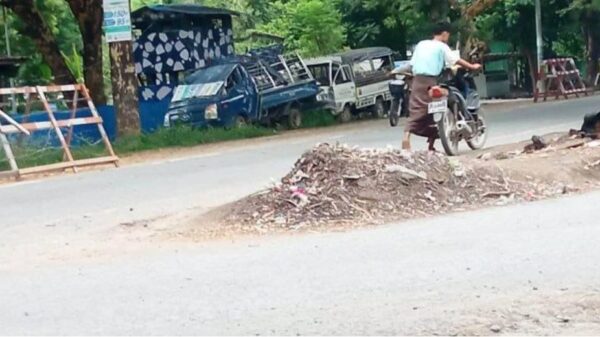 (ပလိပ်ရဲစခန်းရှေ့အား တွေ့ရစဥ်။ရဓာတ်ပုံ-PAFD)