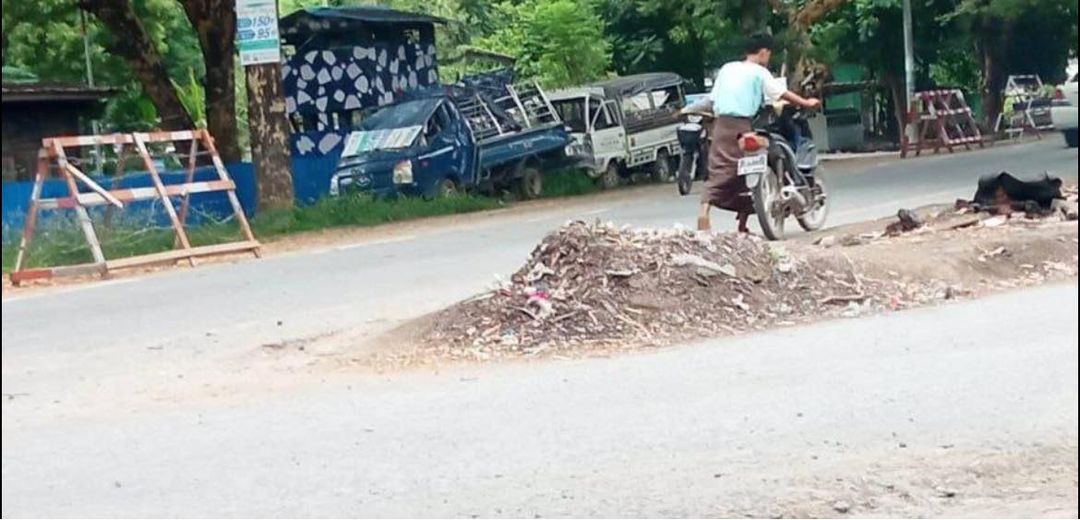 (ပလိပ်ရဲစခန်းရှေ့အား တွေ့ရစဥ်။ရဓာတ်ပုံ-PAFD)