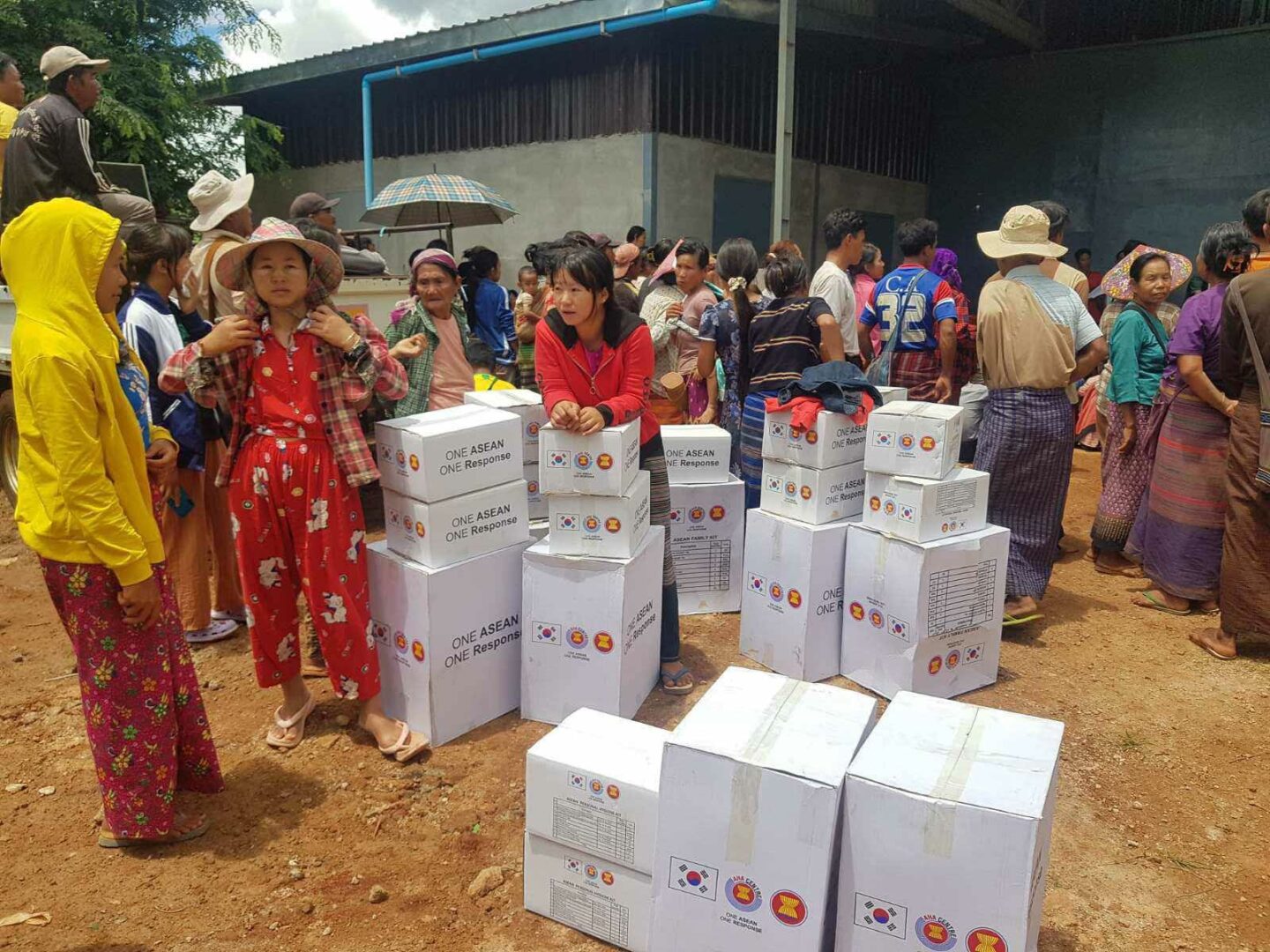 (ကရင်နီ စစ်ဘေးရှောင်ပြည်သူများကို AHA ၏ အကူအညီများပေးအပ်နေစဥ်။ဓါတ်ပုံ-CJ)