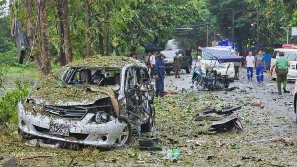 (သံလွင်တံတား (ဘားအံ)၌ ယနေ့ နံနက်က ပေါက်ကွဲမှုဖြစ်ပြီးနောက် တွေ့ရစဥ်။ ဓာတ်ပုံ - KIC ၊CJ)
