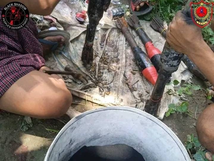 (ပုလဲမြို့နယ်ရှိ ကန်ထောင့်ရဲစခန်အား တိုက်ခိုက်ရန် လက်နက်ကြီးများပြင်ဆင်နေစဥ်။ ဓာတ်ပုံ - DRPA)