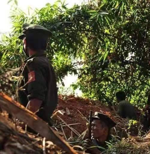 (ကချင်လွတ်လပ်ရေးတပ်မတော်(KIA) မှ တပ်သားများအား ရှေ့တန်းတစ်နေရာ၌ တွေ့ရစဥ်။ ဓာတ်ပုံ - KIA)