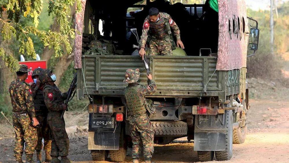 (စစ်တပ်အာဏာသိမ်းပြီးနောက် တွေ့ရသော စစ်ကောင်စီတပ်သားများ။ ဓာတ်ပုံ - ရိုက်တာ)