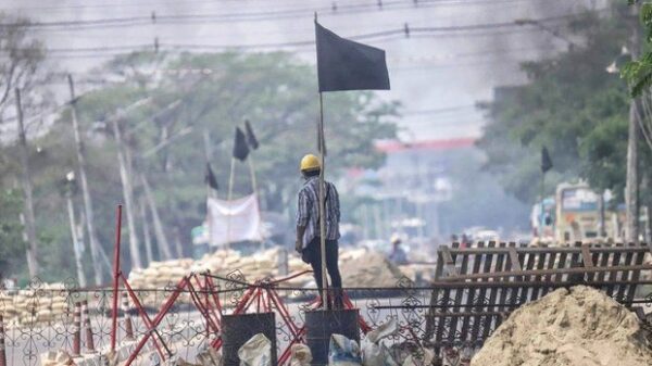 (လှိုင်သာယာမြို့နယ်၌ စစ်အာဏာရှင်ဆန့်ကျင်ရေး ဆန္ဒပြသူများက စစ်ကောင်စီတပ်သားများ မဝင်ရောက်နိုင်ရန် အတားအဆီးများချထားသည်ကို ၂၀၂၁ မတ်လ ၁၄ ရက်က တွေ့ရစဉ်။ ဓာတ်ပုံ - CJ)