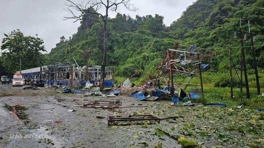 (သံလွင်တံတား (ဘားအံ)၌ ယနေ့ နံနက်က ပေါက်ကွဲမှုဖြစ်ပြီးနောက် တွေ့ရစဥ်။ ဓာတ်ပုံ - KIC ၊CJ)