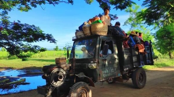ထွက်ပြေးတိမ်းရှောင်လာသော ပြည်သူများအား တွေ့ရစဥ်။ ဓာတ်ပုံ - ပုလဲ(ပအဖ)