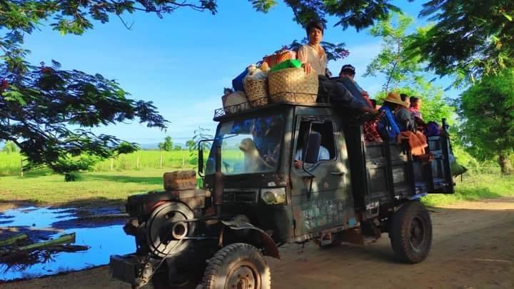 ထွက်ပြေးတိမ်းရှောင်လာသော ပြည်သူများအား တွေ့ရစဥ်။ ဓာတ်ပုံ - ပုလဲ(ပအဖ)