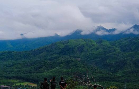 (ရေးနှင့် ရေဖြူမြို့နယ်အစပ် အလယ်စခန်းအနီးတိုက်ပွဲရှေ့တန်းရောက် PDF ပူးပေါင်းတပ်များအား တွေ့ရစဥ်။ ဓာတ်ပုံ - MSRO)