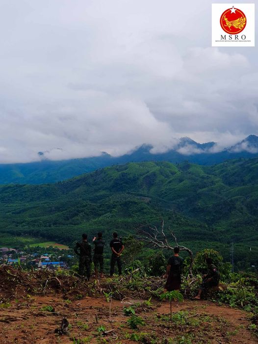(ရေးနှင့် ရေဖြူမြို့နယ်အစပ် အလယ်စခန်းအနီးတိုက်ပွဲရှေ့တန်းရောက် PDF ပူးပေါင်းတပ်များအား တွေ့ရစဥ်။ ဓာတ်ပုံ - MSRO)