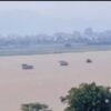 (အထက်သို့ဆန်တက်လာ​သော စစ်သင်္ဘောများအား ဧရာဝတီမြစ်အတွင်းတွေ့ရစဥ်။ ဓာတ်ပုံ - Wet Let Informational Network)