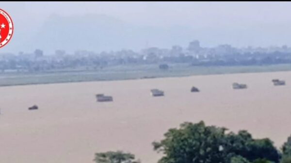 (အထက်သို့ဆန်တက်လာ​သော စစ်သင်္ဘောများအား ဧရာဝတီမြစ်အတွင်းတွေ့ရစဥ်။ ဓာတ်ပုံ - Wet Let Informational Network)