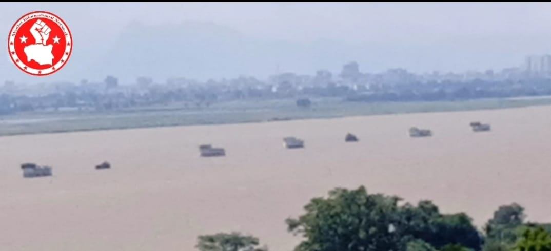 (အထက်သို့ဆန်တက်လာ​သော စစ်သင်္ဘောများအား ဧရာဝတီမြစ်အတွင်းတွေ့ရစဥ်။ ဓာတ်ပုံ - Wet Let Informational Network)