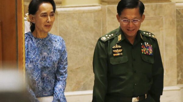 (၂၀၁၆ ဧပြီလ က နိုင်ငံ​တော်၏အတိုင်ပင်ခံပုဂ္ဂိုလ် ​ဒေါ်​​အောင်ဆန်းစုကြည်နှင့် တပ်ချုပ် ဗိုလ်ချုပ်မှူးကြီးမင်း​အောင်လှိုင်တို့ကို ​တွေ့ခဲ့ရစဥ်။ဓါတ်ပုံ-Pool Photo)