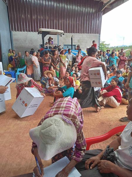 (ကရင်နီ စစ်ဘေးရှောင်ပြည်သူများကို AHA ၏ အကူအညီများပေးအပ်နေစဥ်။ဓါတ်ပုံ-CJ)