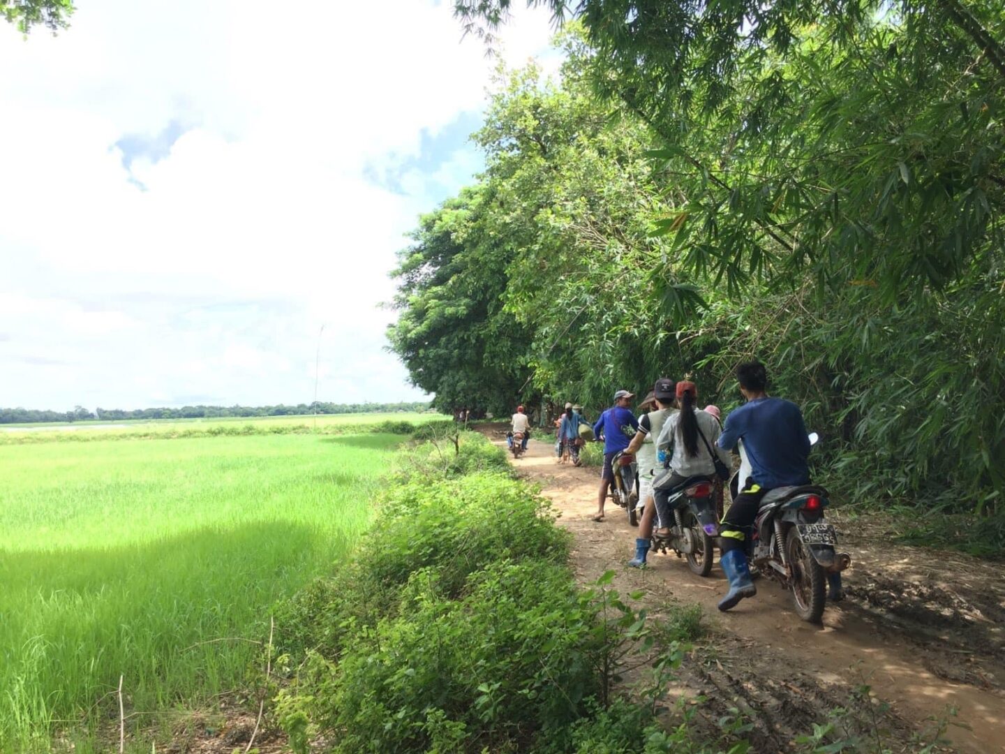 (စစ်ကောင်စီတပ်ထံမှ သိမ်းဆည်းရရှိသော လက်နက်ခဲယမ်းများနှင့် ဒေသခံများ ဘေးလွတ်ရာတိမ်းရှောက်နေကြစဉ်။ ဓာတ်ပုံ - KNU)