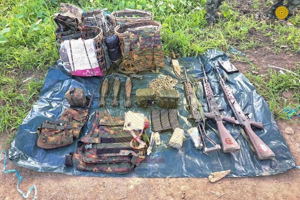 (စစ်ကောင်စီတပ်ထံမှ သိမ်းဆည်းရမိသော လက်နက်ခဲယမ်းများအား တွေ့ရစဉ်။ ဓာတ်ပုံ - KNDF)