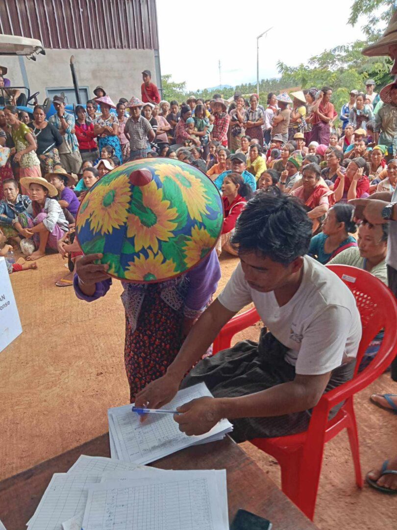 (ကရင်နီ စစ်ဘေးရှောင်ပြည်သူများကို AHA ၏ အကူအညီများပေးအပ်နေစဥ်။ဓါတ်ပုံ-CJ)