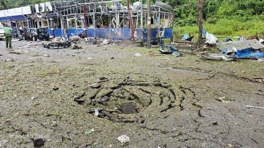 (သံလွင်တံတား (ဘားအံ)၌ ယနေ့ နံနက်က ပေါက်ကွဲမှုဖြစ်ပြီးနောက် တွေ့ရစဥ်။ ဓာတ်ပုံ - KIC ၊CJ)