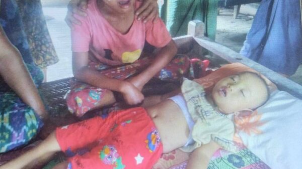 (လက်နက်ကြီးထိမှန်သေဆုံးခဲ့ရသူ သမီးငယ်မနှင်းရွှေရည်လင်းရုပ်အလောင်း​ဘေးတွင် ငိုကြွေးနေသော ၆ နှစ်အရွယ် အစ်ကိုဖြစ်သူအားတွေ့ရစဥ်။ ဓာတ်ပုံ-Yesagyo Township Info Committee)