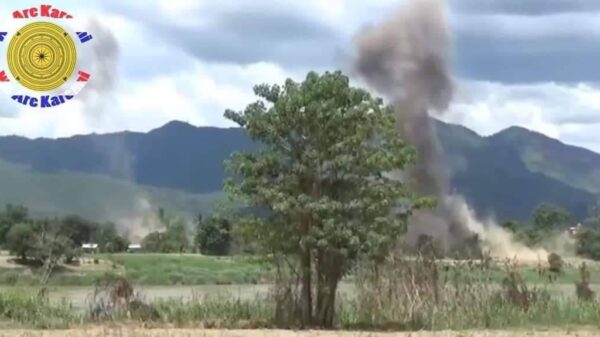 (ကျောက်ပန်းညိုကျေးရွာကို စစ်ကောင်စီလေကြောင်းမှဗုံးကျဲ တိုက်ခိုက်ခဲ့စဥ် နှင့် လုံခြုံ​ရေးယူ​နေ​သောဖားဆောင်း PDF တပ်ဖွဲ့ဝင်တစ်ဦး။ ။ဓါတ်ပုံ-ဖား​ဆောင်းPDF)