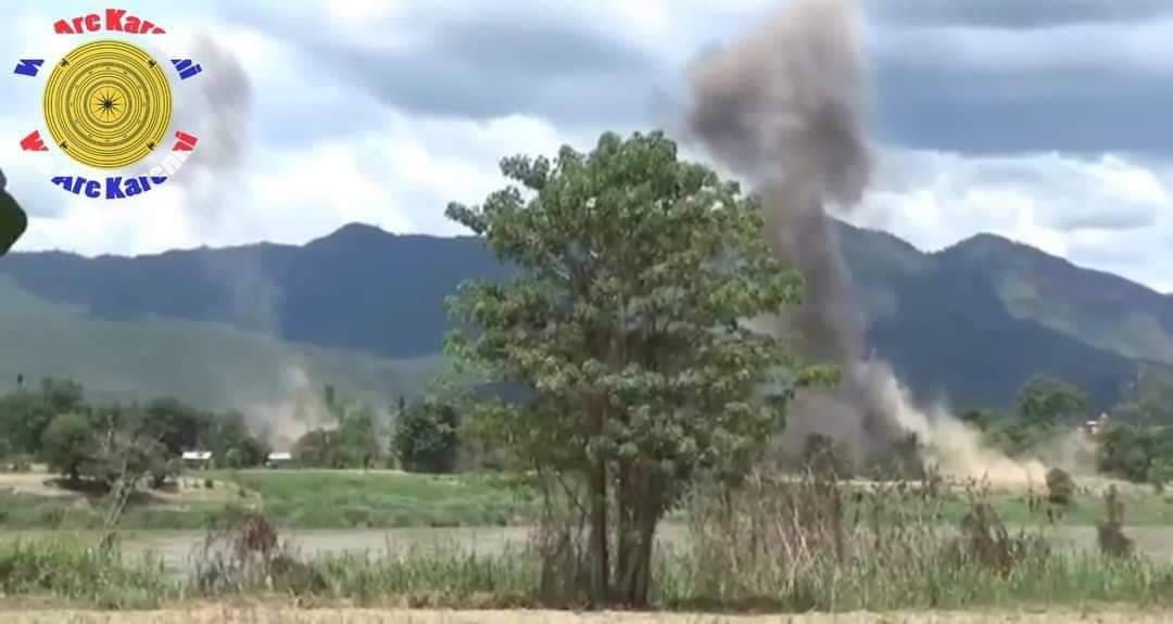 (ကျောက်ပန်းညိုကျေးရွာကို စစ်ကောင်စီလေကြောင်းမှဗုံးကျဲ တိုက်ခိုက်ခဲ့စဥ် နှင့် လုံခြုံ​ရေးယူ​နေ​သောဖားဆောင်း PDF တပ်ဖွဲ့ဝင်တစ်ဦး။ ။ဓါတ်ပုံ-ဖား​ဆောင်းPDF)