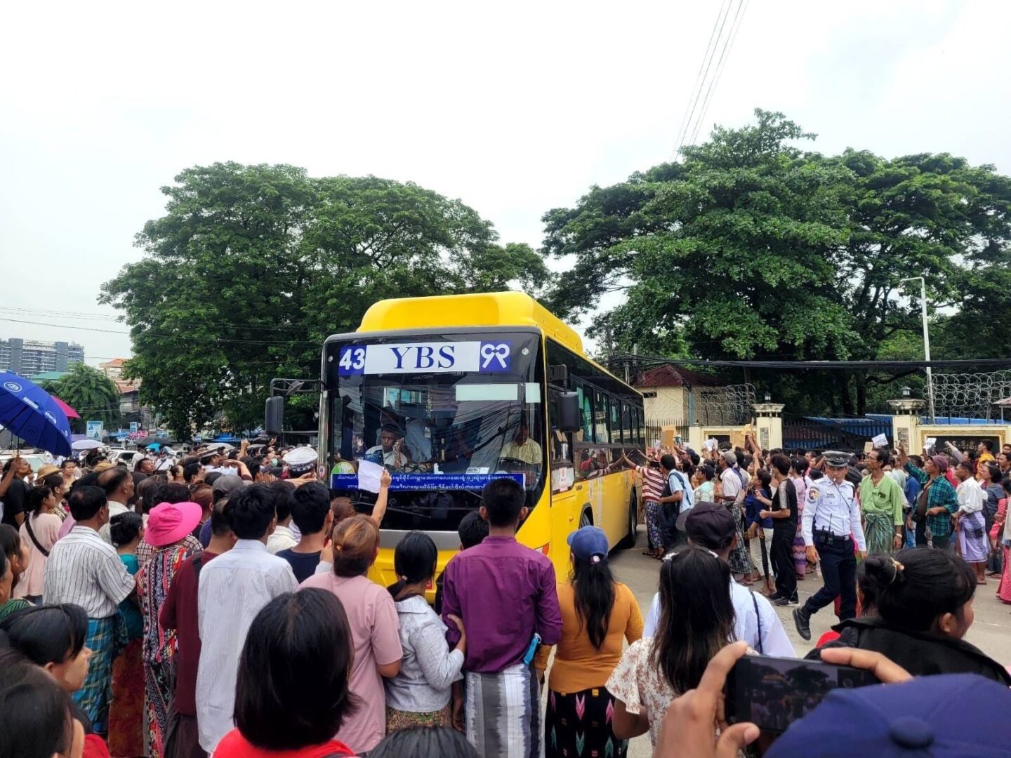 သြဂုတ်လ ၁ ရက်နေ့ လွတ်ငြိမ်းပေးရာ အင်းစိန်ထောင်ရှေ့မြင်ကွင်း