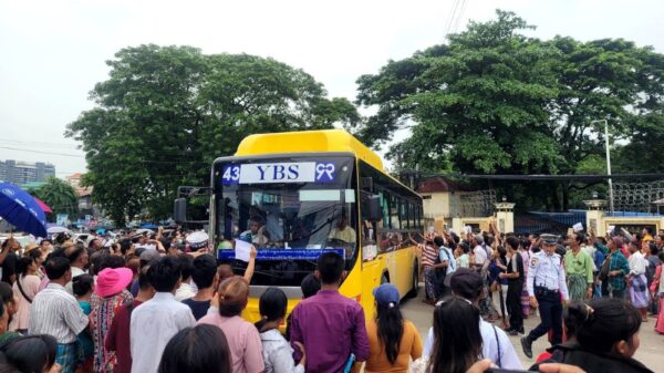 သြဂုတ်လ ၁ ရက်နေ့ လွတ်ငြိမ်းပေးရာ အင်းစိန်ထောင်ရှေ့မြင်ကွင်း