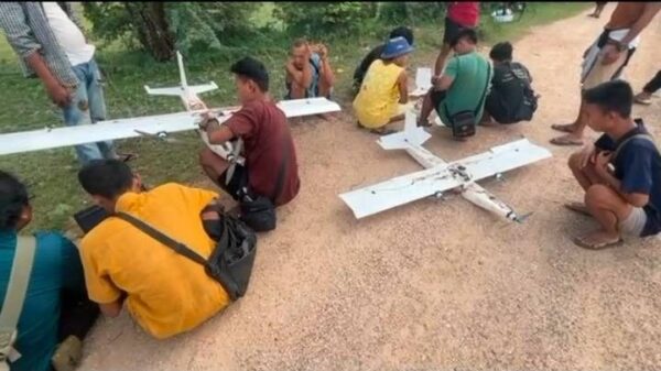 ရေစကြို(ပကဖ)ရဲဘော်များ စစ်ဆင်ရေးတစ်ခုပြုလုပ်ရန် ပြင်ဆင်နေသည်ကိုတွေ့ရစဥ်။ဓာတ်ပုံ - ရေစကြို(ပကဖ)