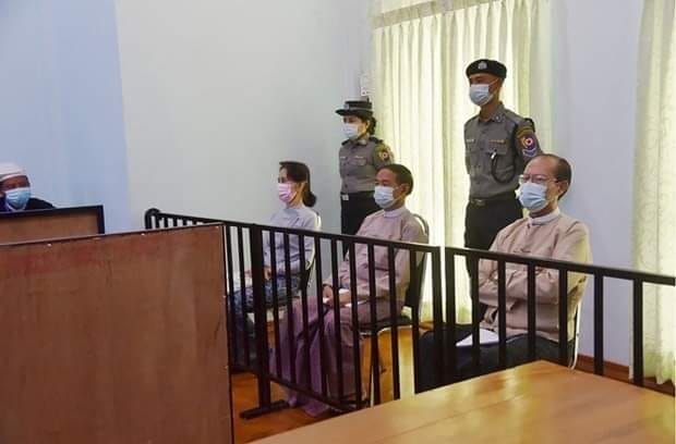 (စစ်​ကောင်စီက နိုင်ငံ​တော်၏အတိုင်ပင်ခံပုဂ္ဂိုလ်နှင့် နိုင်ငံ​တော်သမ္မတတို့ကို ​ထောင်တရားရုံးတွင် ရုံးထုတ်စဥ်။ ဓါတ်ပုံ-စစ်​ကောင်စီ)