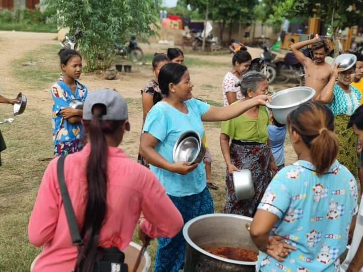 (စစ်ရှောင်များအား ကူညီလှူဒါန်းပေးနေစဥ်။ ဓာတ်ပုံ-ချင်းတွင်းမြစ်ကမ်းဘေးကျေးရွာများသပိတ်စစ်ကြောင်း/အညာပစ်တိုင်းထောင်လေးများ)