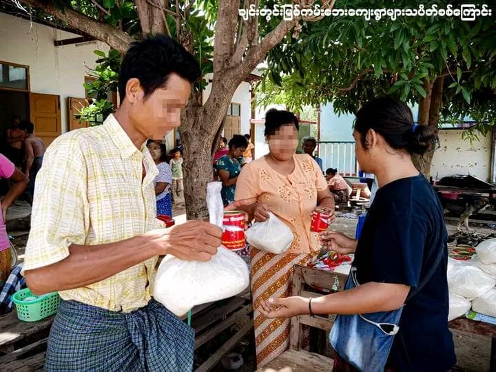 (စစ်ရှောင်များအား ကူညီလှူဒါန်းပေးနေစဥ်။ ဓာတ်ပုံ-ချင်းတွင်းမြစ်ကမ်းဘေးကျေးရွာများသပိတ်စစ်ကြောင်း/အညာပစ်တိုင်းထောင်လေးများ)