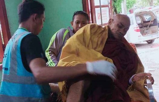 (ဒဏ်ရာရခဲ​သော ဆရာ​တော်။ ဓါတ်ပုံ-CJ)