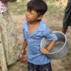 (စစ်ရှောင်များအား ကူညီလှူဒါန်းပေးနေစဥ်။ ဓာတ်ပုံ-ချင်းတွင်းမြစ်ကမ်းဘေးကျေးရွာများသပိတ်စစ်ကြောင်း/အညာပစ်တိုင်းထောင်လေးများ)