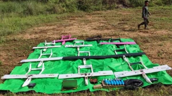 (တိုက်ခိုက်ရာတွင် အသုံးပြုသော မောင်းသူမဲ့လေယာဥ်ငယ်များအား တွေ့ရစဥ်။ ဓာတ်ပုံ-KLG PDF)
