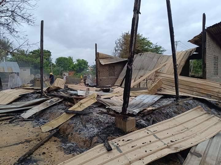 (ပြန်လည်တည်ဆောက်ထားသည့် နေအိမ်များ ထပ်မံမီးရှို့ဖျက်ဆီးခံခဲ့ရစဥ်။ ဓာတ်ပုံ - ဒီပဲယင်းမြို့နယ်စစ်ရှောင်ထောက်ပံ့ရေးအဖွဲ့)