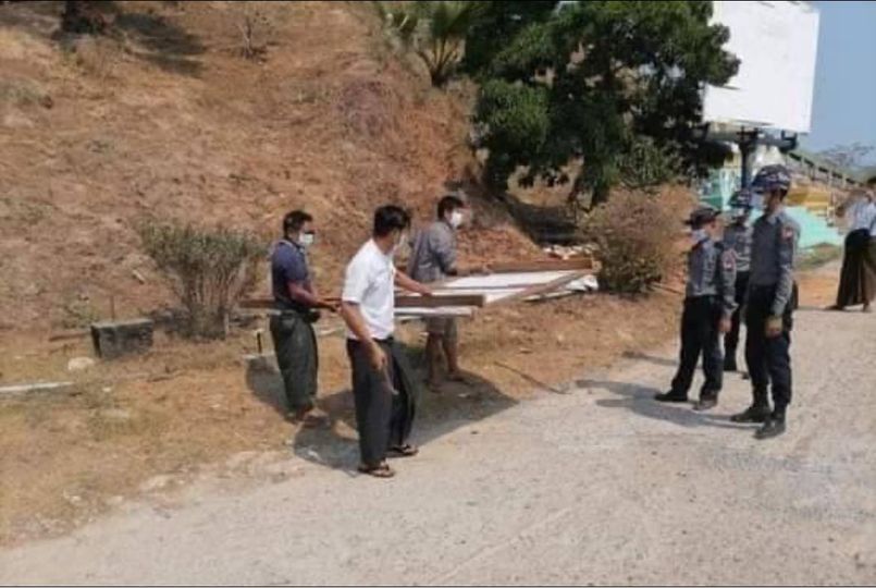 ကျွန်းစုမြို့တွင် ဆိုင်းဘုတ်အချို့အားလိုက်လံ ဖြုတ်သိမ်းနေသည့် စစ်ကောင်စီလက်ပါးစေ ရဲများအား တွေ့ရစဥ်(ပုံဟောင်း/CJ)