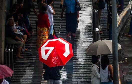 (ယနေ့ကျရောက်သော ရှစ်လေးလုံးအရေးတော်ပုံ (၃၅)နှစ်မြောက်အထိမ်းအမှတ်အနေဖြင့် ရန်ကုန်လူထုသပိတ်မှ လူငယ်များက စာတန်းပါထီးများဖြင့် ထီးအနီရောင်လှုပ်ရှားမှု ပြုလုပ်နေစဥ်။ ဓာတ်ပုံ - ရန်ကုန်လူထုသပိတ်)