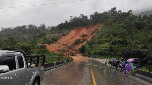 (အာရှလမ်းမကြီး ၊မြဝတီ-ကော့ကရိတ်လမ်းတောနောရေတံခွန်တွင် သြဂုတ်လ ၈ ရက်က ​မြေပြိုမှုထပ်မံဖြစ်ပွားမှုနှင့် ဘားအံ့မြို့ သံလွင်မြစ်ကမ်းတစ်နရာ ​ရေလွှမ်းမိုး​နေမှု။ ဓါတ်ပုံ- သင်္ဃန်းညီနောင် လူမှုကူညီကယ်‌ဆယ်ရေးအသင်း၊ CJ)