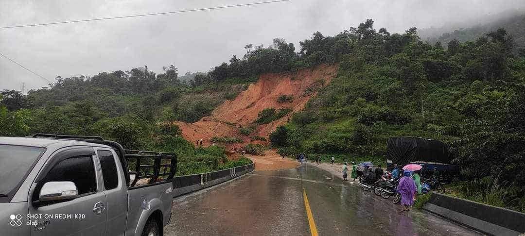(အာရှလမ်းမကြီး ၊မြဝတီ-ကော့ကရိတ်လမ်းတောနောရေတံခွန်တွင် သြဂုတ်လ ၈ ရက်က ​မြေပြိုမှုထပ်မံဖြစ်ပွားမှုနှင့် ဘားအံ့မြို့ သံလွင်မြစ်ကမ်းတစ်နရာ ​ရေလွှမ်းမိုး​နေမှု။ ဓါတ်ပုံ- သင်္ဃန်းညီနောင် လူမှုကူညီကယ်‌ဆယ်ရေးအသင်း၊ CJ)
