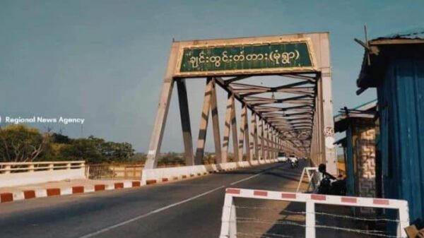 (ချင်းတွင်းတံတားရှိ စစ်ကောင်စီစစ်ဆေးရေးဂိတ်အား တွေ့ရစဉ်။ ဓာတ်ပုံ - RNA)