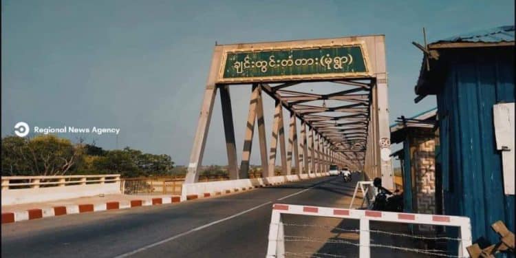 (ချင်းတွင်းတံတားရှိ စစ်ကောင်စီစစ်ဆေးရေးဂိတ်အား တွေ့ရစဉ်။ ဓာတ်ပုံ - RNA)