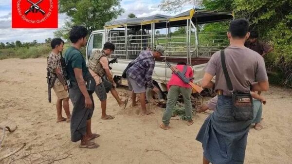 (စစ်ဆင်ရေးသွားရောက်ရန် ပြင်ဆင်နေသော ရဲဘော်များအား တွေ့ရစဥ်။ ဓာတ်ပုံ - ပခုက္ကူ(ပကဖ))