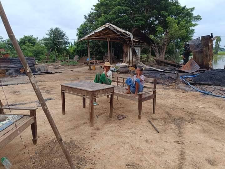 (ပြန်လည်တည်ဆောက်ထားသည့် နေအိမ်များ ထပ်မံမီးရှို့ဖျက်ဆီးခံခဲ့ရစဥ်။ ဓာတ်ပုံ - ဒီပဲယင်းမြို့နယ်စစ်ရှောင်ထောက်ပံ့ရေးအဖွဲ့)