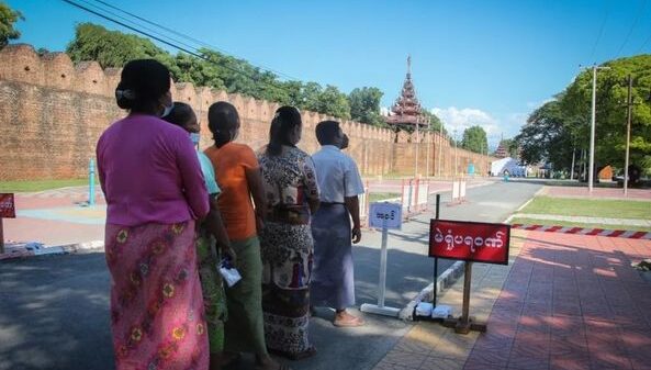 (၂၀၂၀ ခုနှစ် နိုဝင်ဘာ ၈ ရက်မှာ ကျင်းပသည့် ရွေးကောက်ပွဲတွင် မန္တလေးနန်းတွင်း တပ်မဲရုံအတွင်း တပ်မတော်မိသားစုများ မဲပေးနေသည့် မြင်ကွင်း။ လပခ နှင့် လပခ တည်ရှိရာ မနာတ​လေးကျုံး၊နန်း​တော် အနီးဝန်းကျင်တို့ကို Google Map တွင်​တွေ့ရမှု)