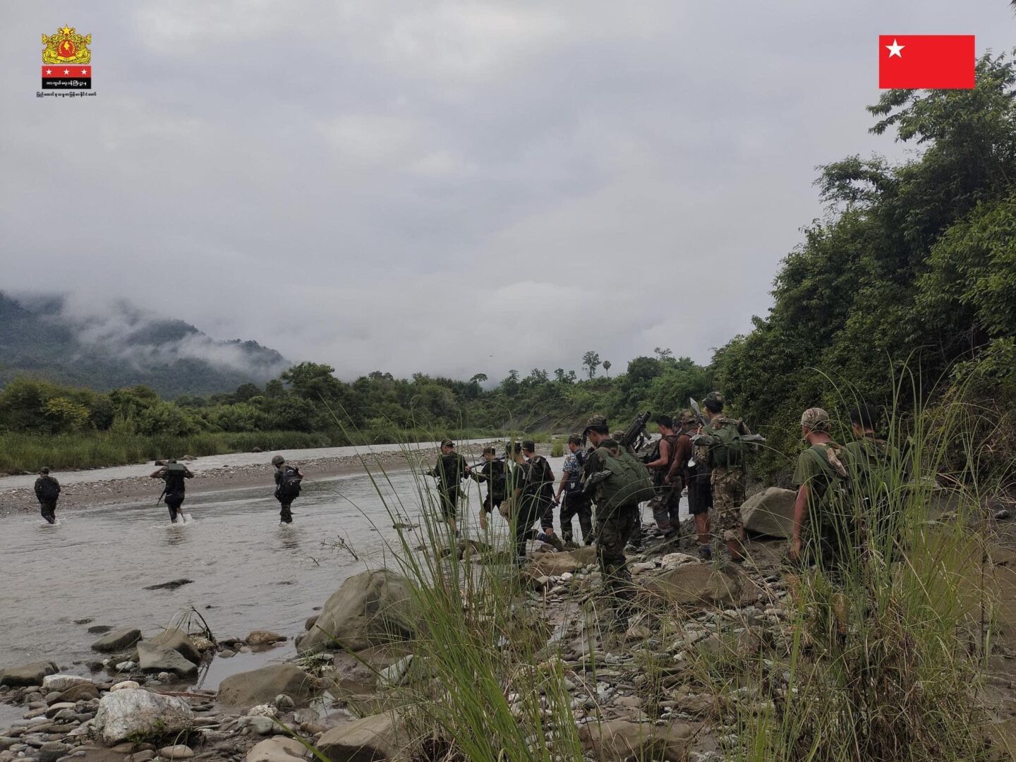 (မကွေးတိုင်းအတွင်းရှိ ပြည်သူ့ကာကွယ်ရေး တပ်မတော်သားများအား တွေ့ရစဥ်။ ဓာတ်ပုံ - MOD/NUG)