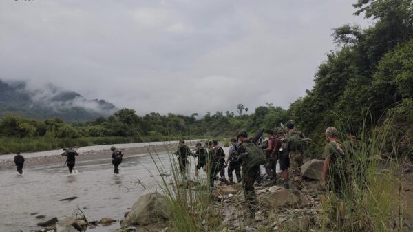 (မကွေးတိုင်းအတွင်းရှိ ပြည်သူ့ကာကွယ်ရေး တပ်မတော်သားများအား တွေ့ရစဥ်။ ဓာတ်ပုံ - MOD/NUG)