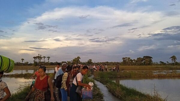 (ထွက်ပြေးတိမ်းရှောင်နေရသော ပြည်သူများအား တွေ့ရစဥ်။ ဓာတ်ပုံ - တောင်သူဦးကြီးများအဖွဲ့)