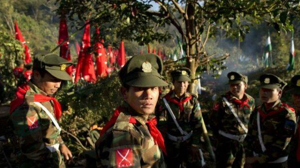 (တအာင်းတပ်မတော်(TNLA) တပ်ဖွဲ့ဝင်များအား တွေ့ရစဥ်။ ဓာတ်ပုံ - အေပီ)