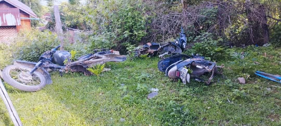 (စစ်ကောင်စီတပ်က မဆာတွီရွာတွင် ပြည်သူပိုင်ပစ္စည်းများကိုဖျက်ဆီးပြီး ခြိမ်းခြောက်စာ ရေးထားခဲ့သည်ကိုတွေ့ရစဥ်။ ဓါတ်ပုံ-ကန်ပက်လက်ပကဖ)